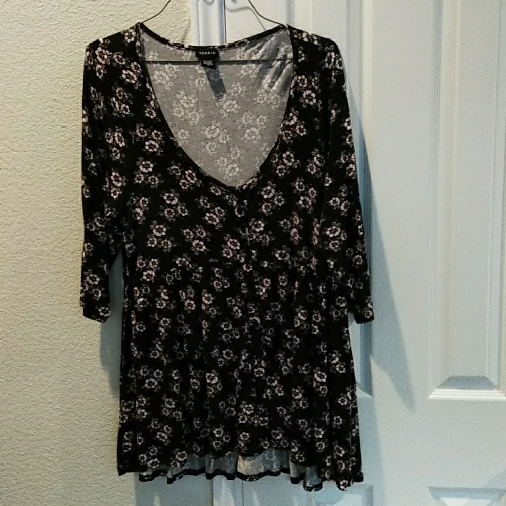 Torrid 3/4 sleeve flowered scoop neck top